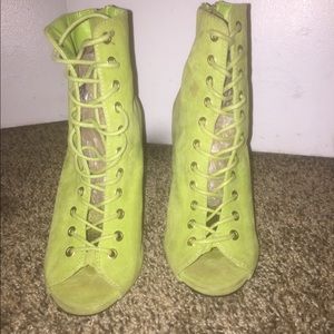 Women lime green pump